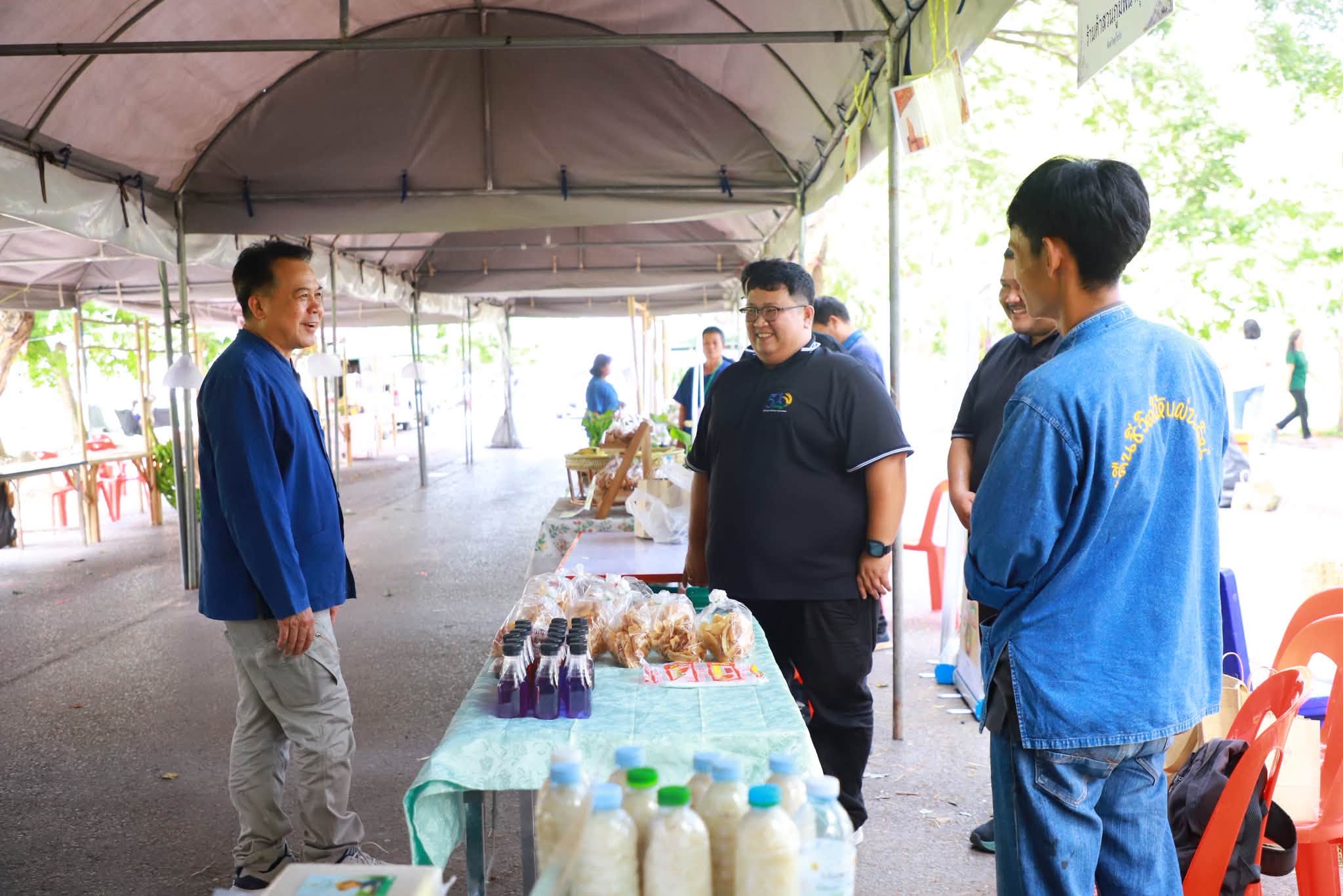 title - รองเลขาธิการ ส.ป.ก. ลุยเยี่ยมร้านค้า พร้อมร่วมเสวนา ดันเกษตรกรในเขตปฏิรูปที่ดินสู่ “เกษตรกรรมยั่งยืน”
